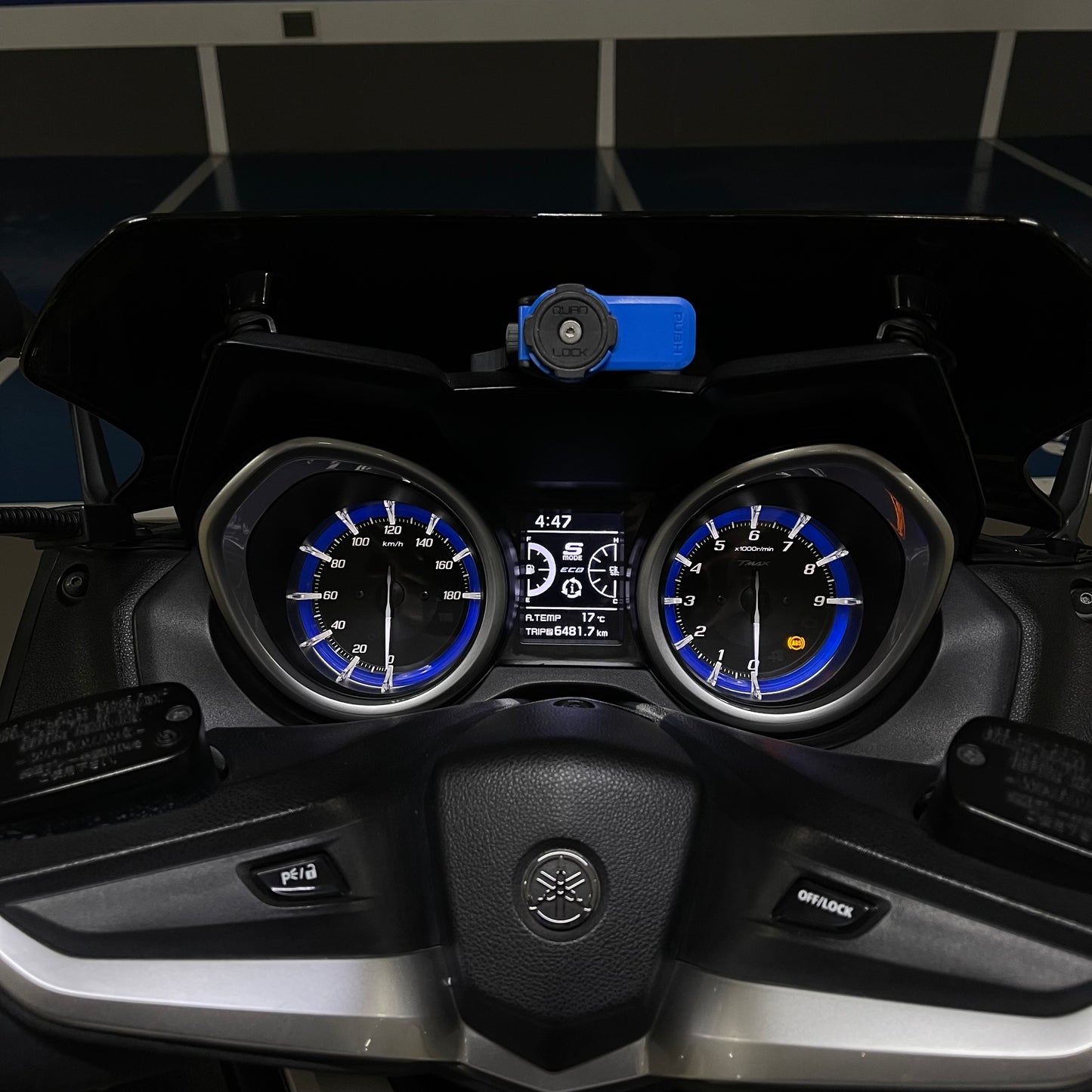 Soporte de móvil central para Yamaha TMAX (2012–2024)